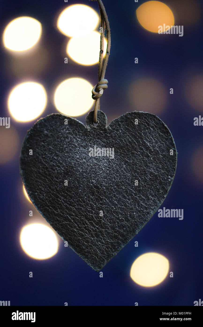 Leder romantische Herz mit verschwommenen Licht bokeh Hintergrund Stockfoto