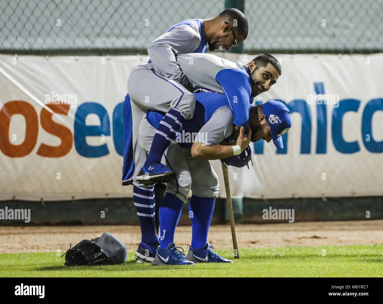 Sergio Romo Krug Ligas de las Mayores del Beisbol y jugador de Los Charros de Jalisco, Previo al Partido de Beisbol de segunda Vuelta de La Liga Mexicana del Pacifico y Beisbol mexicano. Primer Partido de la Serie entre Charros de Jalisco vs Naranjeros de Hermosillo. Romo firmo autorgrafo Durante el entrenamiento, Bromeo y se Tomo fotografias Con Los fanaticos en el estadio Sonora. Hermosillo, Sonora, Mexiko 15 November 2017. (Foto: Luis Gutierrez/NortePhoto.com) Sergio Romo Pitcher der Major League Baseball und Spieler der Charros de Jalisco, vor der zweiten baseball spiel Stockfoto