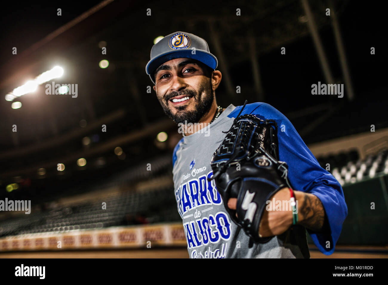 Sergio Romo Krug Ligas de las Mayores del Beisbol y jugador de Los Charros de Jalisco, Previo al Partido de Beisbol de segunda Vuelta de La Liga Mexicana del Pacifico y Beisbol mexicano. Primer Partido de la Serie entre Charros de Jalisco vs Naranjeros de Hermosillo. Romo firmo autorgrafo Durante el entrenamiento, Bromeo y se Tomo fotografias Con Los fanaticos en el estadio Sonora. Hermosillo, Sonora, Mexiko 15 November 2017. (Foto: Luis Gutierrez/NortePhoto.com) Sergio Romo Pitcher der Major League Baseball und Spieler der Charros de Jalisco, vor der zweiten baseball spiel Stockfoto