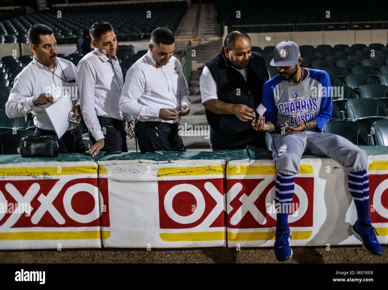 Sergio Romo Krug Ligas de las Mayores del Beisbol y jugador de Los Charros de Jalisco, Previo al Partido de Beisbol de segunda Vuelta de La Liga Mexicana del Pacifico y Beisbol mexicano. Primer Partido de la Serie entre Charros de Jalisco vs Naranjeros de Hermosillo. Romo firmo autorgrafo Durante el entrenamiento, Bromeo y se Tomo fotografias Con Los fanaticos en el estadio Sonora. Hermosillo, Sonora, Mexiko 15 November 2017. (Foto: Luis Gutierrez/NortePhoto.com) Sergio Romo Pitcher der Major League Baseball und Spieler der Charros de Jalisco, vor der zweiten baseball spiel Stockfoto