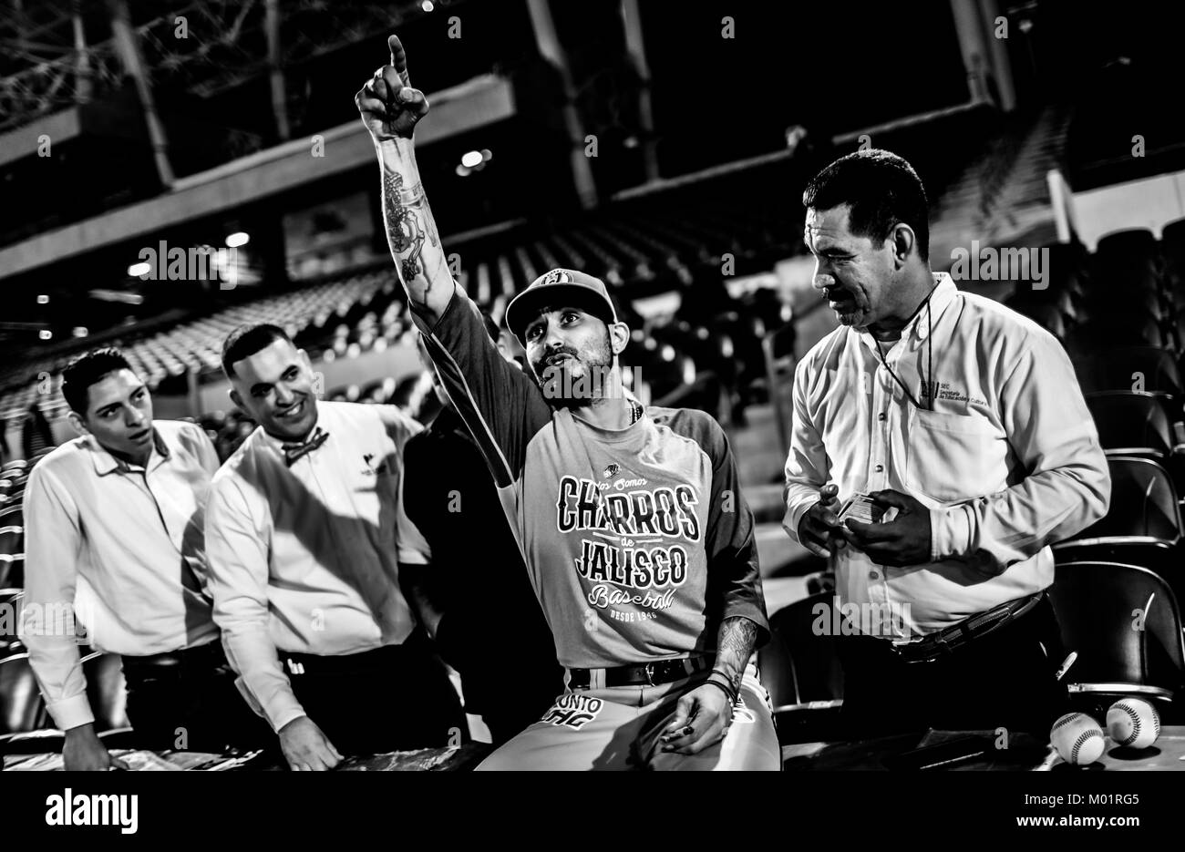 Sergio Romo Krug Ligas de las Mayores del Beisbol y jugador de Los Charros de Jalisco, Previo al Partido de Beisbol de segunda Vuelta de La Liga Mexicana del Pacifico y Beisbol mexicano. Primer Partido de la Serie entre Charros de Jalisco vs Naranjeros de Hermosillo. Romo firmo autorgrafo Durante el entrenamiento, Bromeo y se Tomo fotografias Con Los fanaticos en el estadio Sonora. Hermosillo, Sonora, Mexiko 15 November 2017. (Foto: Luis Gutierrez/NortePhoto.com) Sergio Romo Pitcher der Major League Baseball und Spieler der Charros de Jalisco, vor der zweiten baseball spiel Stockfoto