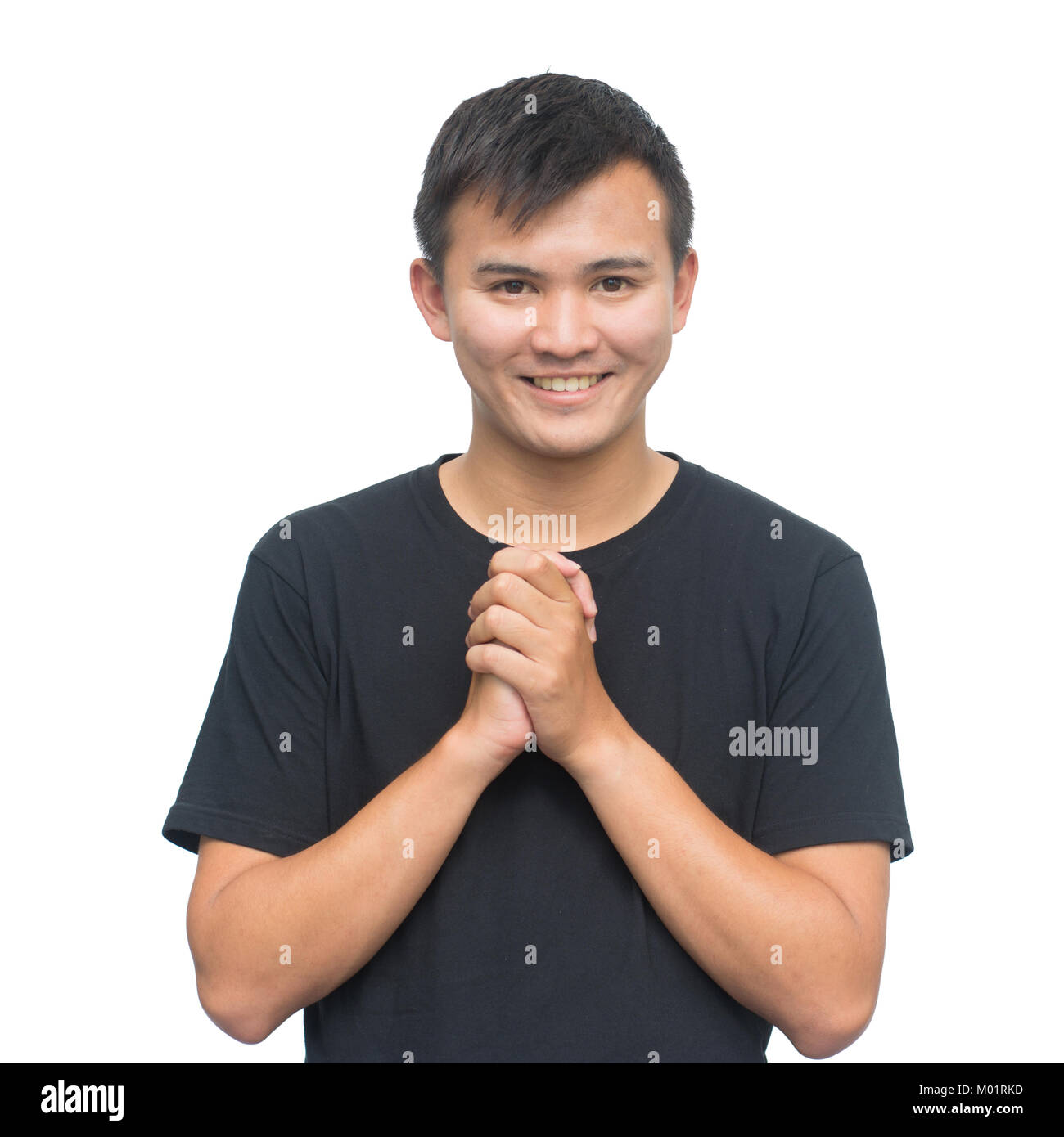 Glücklich, junger Mann. Portrait von gutaussehenden jungen Mann im schwarzen T-Shirt und lächelnd beim Stehen isoliert auf weißem Hintergrund mit Freistellungspfaden. Emotionen und Stockfoto