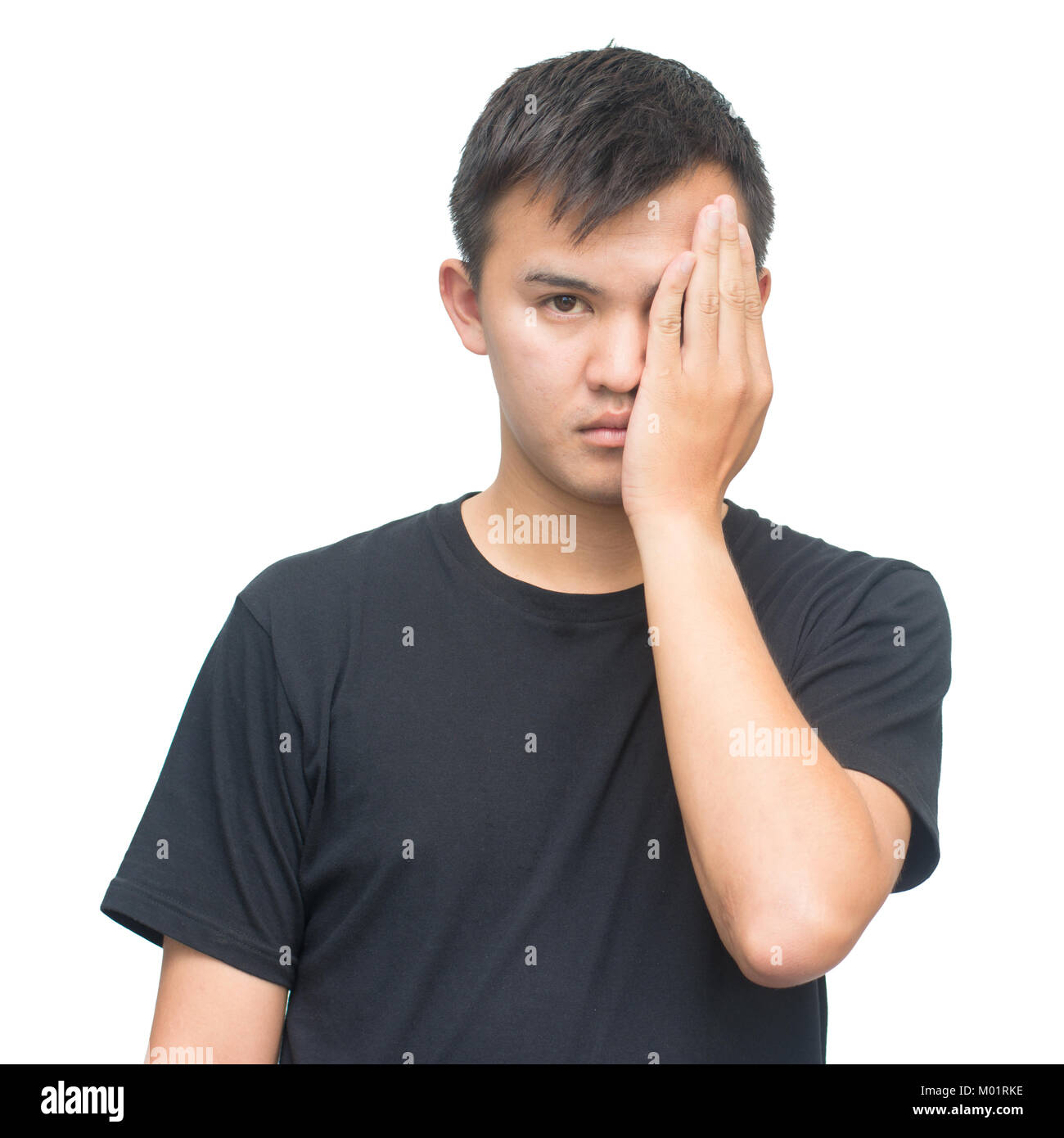 Junger Mann schließt seinen ein Auge mit der Hand auf weißem Hintergrund mit Freistellungspfad isoliert Stockfoto