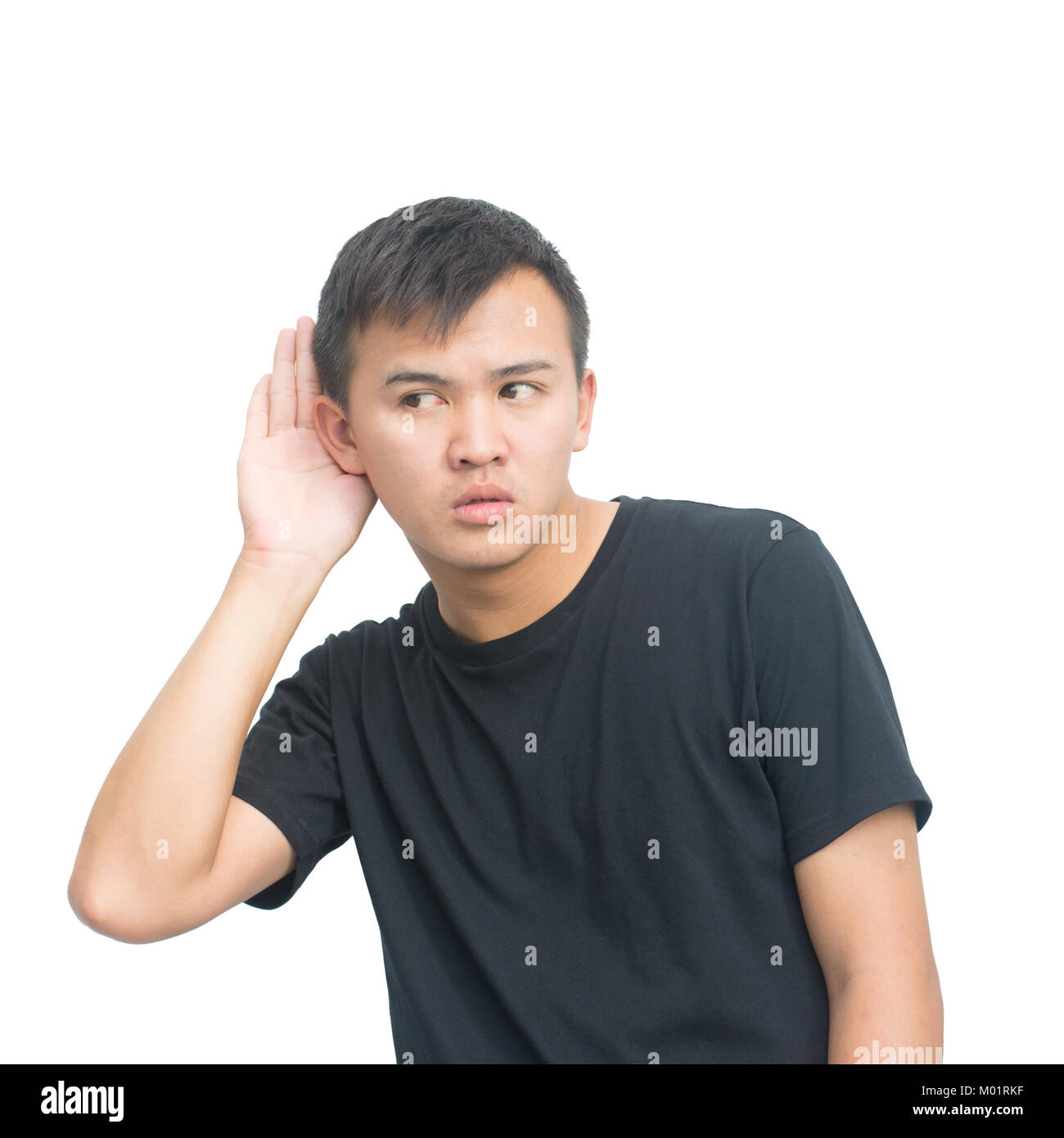 Mann abhören. Junger Mann mit der Hand am Ohr hören, auf weißem Hintergrund mit Freistellungspfad isoliert, Studio shot Stockfoto