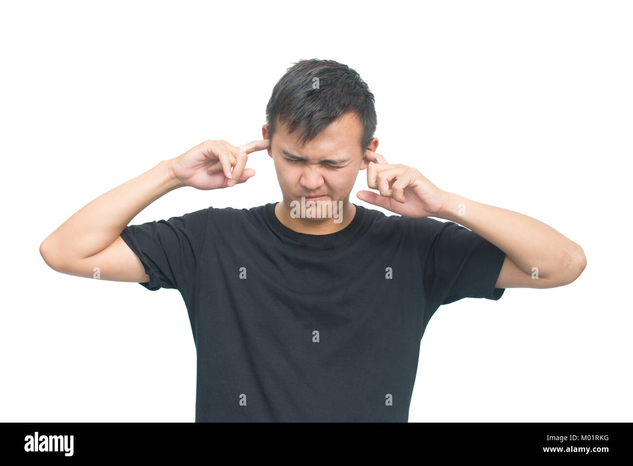 Der Mann, laut, schloss ihre Ohren mit den Händen auf weißem Hintergrund mit Freistellungspfad isoliert. Emotionen und Personen Konzept Stockfoto