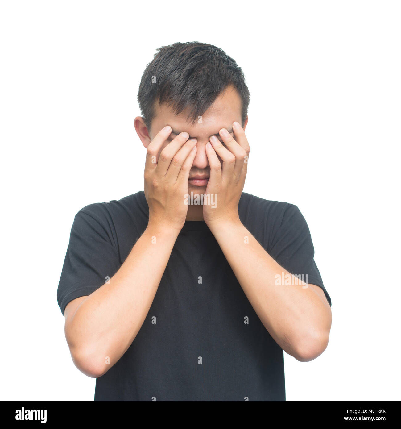 Junger Mann schließt seine Augen mit den Händen auf weißem Hintergrund mit Freistellungspfad isoliert. Emotionen und Menschen haben ein Stress Krankheit Konzept Stockfoto