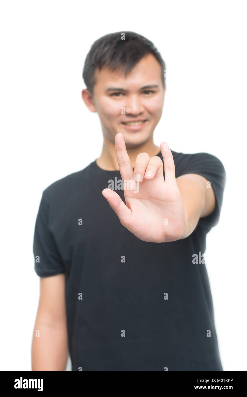 Asiatische junge Mann stand und zeigen Liebe hand Zeichen auf weißem Hintergrund. Emotionen und Personen Konzept Stockfoto