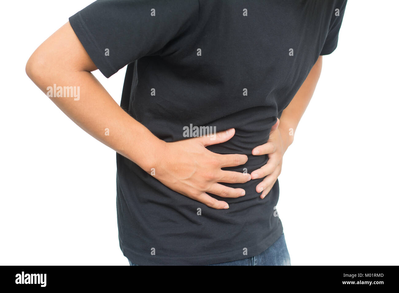 Asiatischer Mann mit schwarzem Hemd hat schmerzhafte mit Magenschmerzen auf weißem Hintergrund mit Freistellungspfad isoliert Stockfoto