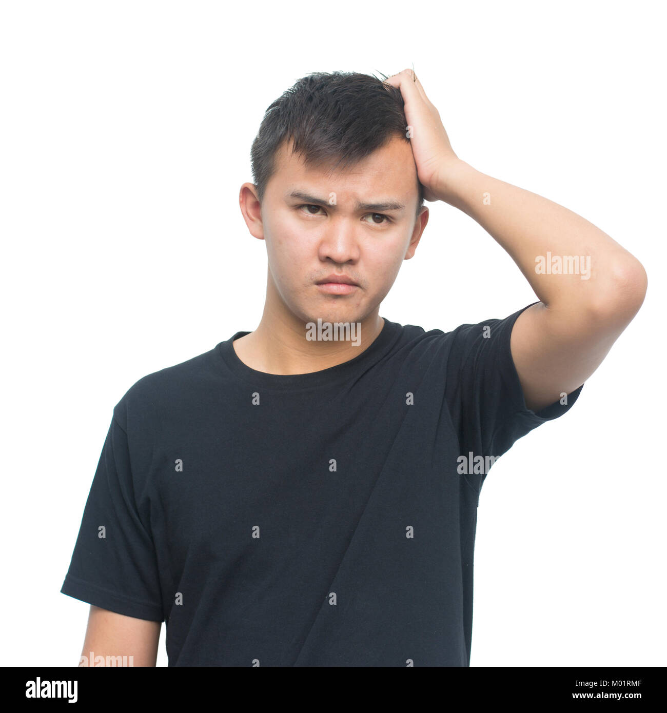 Junge asiatischer Mann mit nachdenklichen Ausdruck, Kratzen, seinen Kopf in Gedanken, und posieren für Portrait auf weißem Hintergrund mit Freistellungspfad isoliert Stockfoto