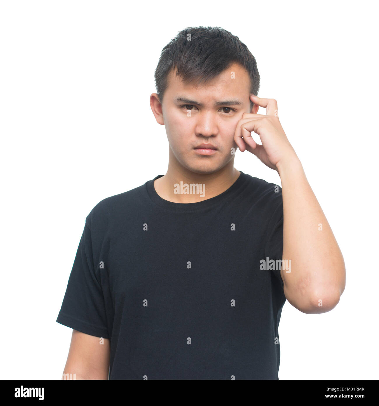 Junge asiatischer Mann mit nachdenklichen Ausdruck, Kratzen, seinen Kopf in Gedanken, und posieren für Portrait auf weißem Hintergrund mit Freistellungspfad isoliert Stockfoto