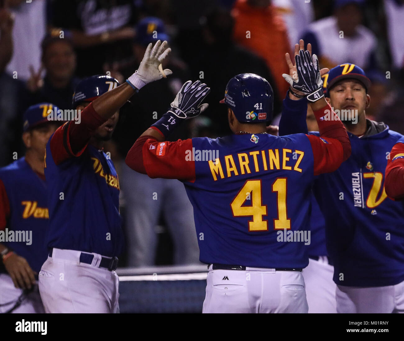 Victor Martinez de Venezuela le conecta de Homerun ein Sergio Romo en la parte Baja del Septimo Inning, durante El partido Mexiko vs Venezuela, World Baseball Classic en Estadio Charros de Jalisco en Guadalajara, Mexiko. Marzo 12, 2017. (Foto:/Luis Gutierrez) Stockfoto