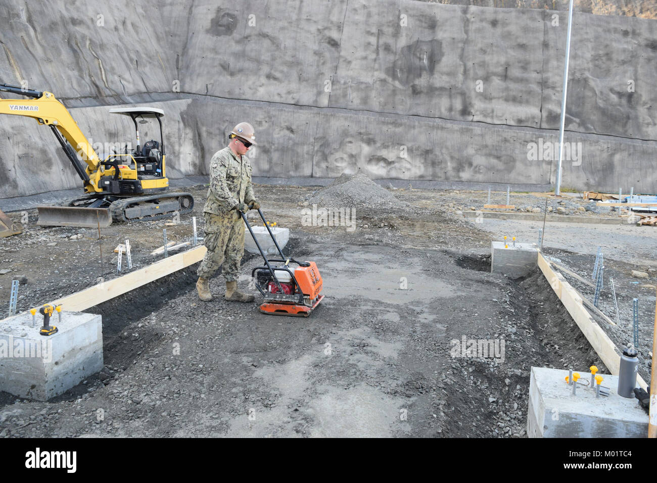 SASEBO, Japan (Jan. 3, 2018) Operator 3. Klasse (SCW) Michael Finley, Naval Mobile Konstruktion Bataillon (NMCB) 4, verwendet einen Schlitten kompakter Kompakt das Aggregat es Vorbereitung auf einer Betonplatte zugeordnet. NMCB 4 freut sich auf den Pazifik, bereit, größeren Kampfhandlungen zu unterstützen, humanitäre Hilfe und Katastrophenhilfe im Einsatz sind, und General Engineering Support zum Navy, Marine Corps und gemeinsamer operativer Kräfte zur Verfügung stellen. (U.S. Marine Stockfoto