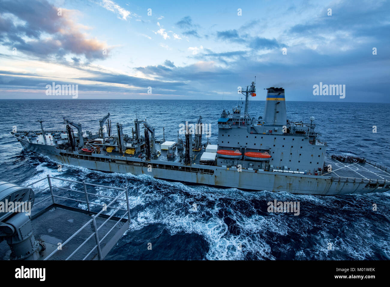 Die flotte Auffüllung öler USNS Yukon (T-AOE 202) beteiligt sich an einem Tanken-auf-See mit der nimitz-Klasse Flugzeugträger USS Carl Vinson (CVN 70). Stockfoto