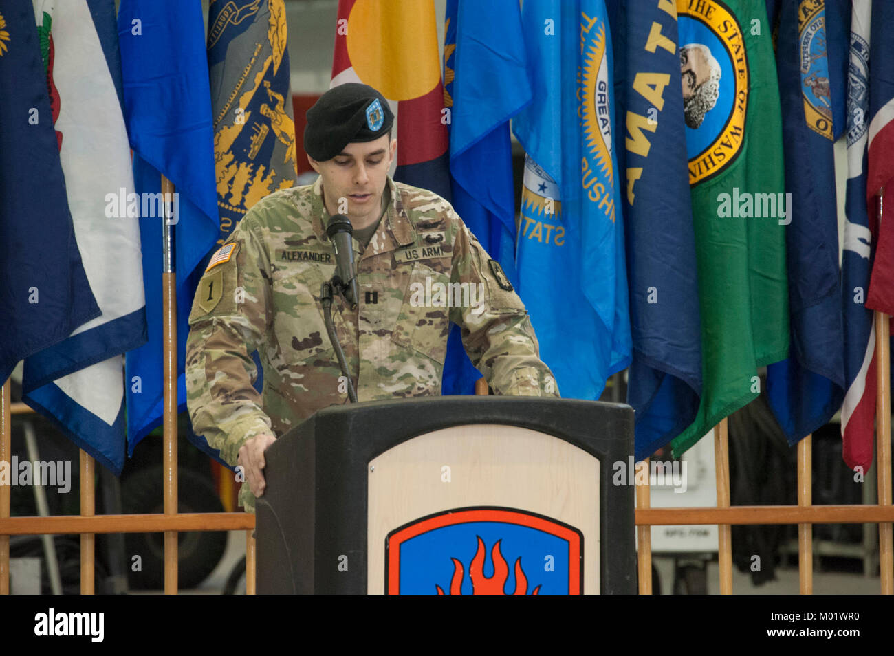 Kapitän Joshua R. Alexander, übernehmen das Kommando der Bravo Company 1-3 Angriff Reconnaissance Bataillon am Katterbach Army Airfield in Ansbach, Bayern, Deutschland, Jan. 11, 2018. (U.S. Armee Stockfoto