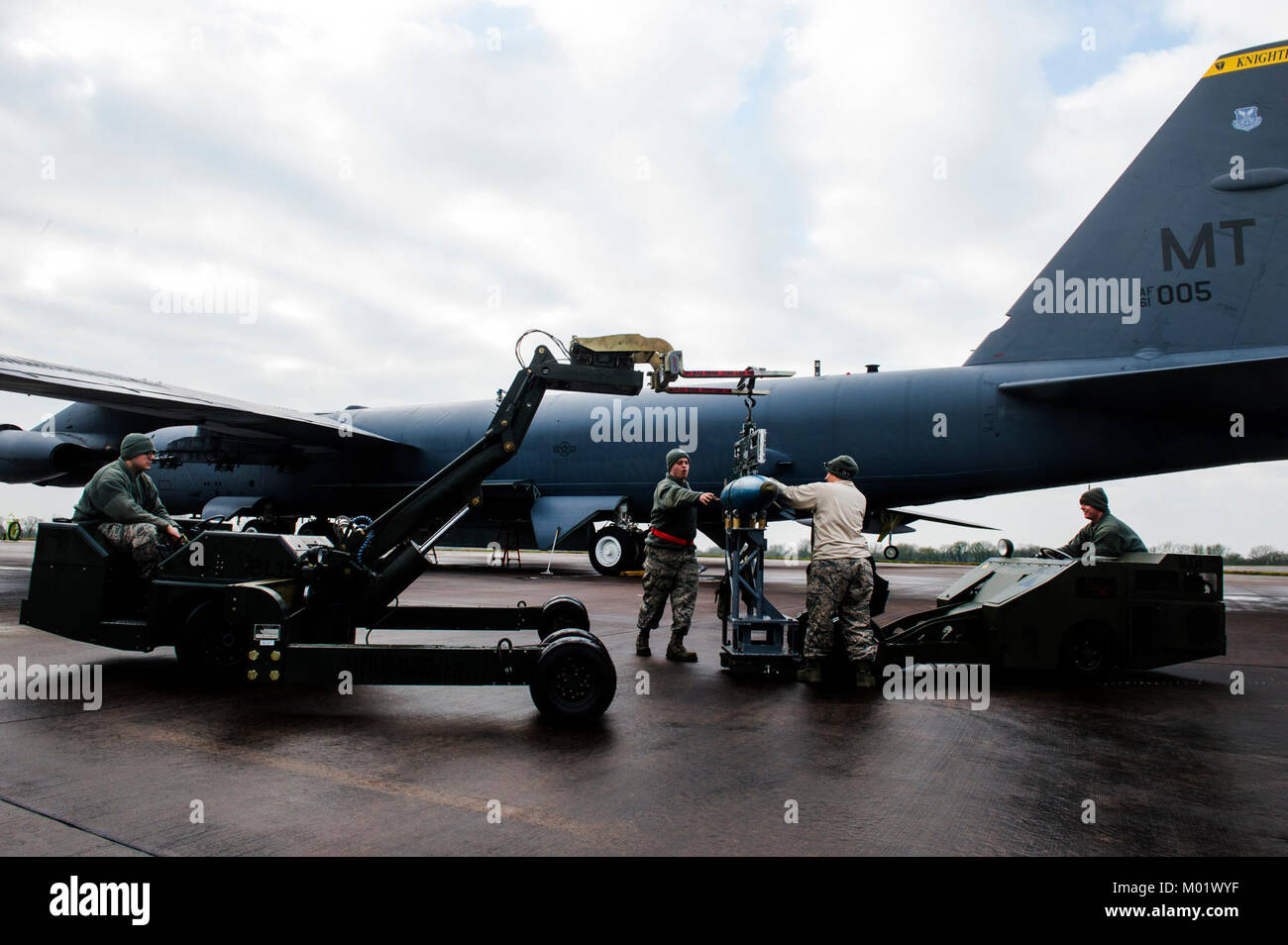 Eine Waffen laden Crew vom 5 Aircraft Maintenance Squadron, Vorbereitung einer inerten Bombe an einer B-52 Stratofortress für bevorstehende Mission an RAF Fairford, England, Jan. 11, 2018 zur Unterstützung der Bomber Qualitätssicherung und Abschreckung Operationen zu laden. Etwa 300 Flieger und vier B-52H Stratofortress Flugzeuge auf den 5 Bombe Flügel am Minot Air Force Base, N.D. zugewiesen sind, an gemeinsamen und Ausbildung der alliierten Bomber, um die Interoperabilität zu verbessern. (U.S. Air Force Stockfoto