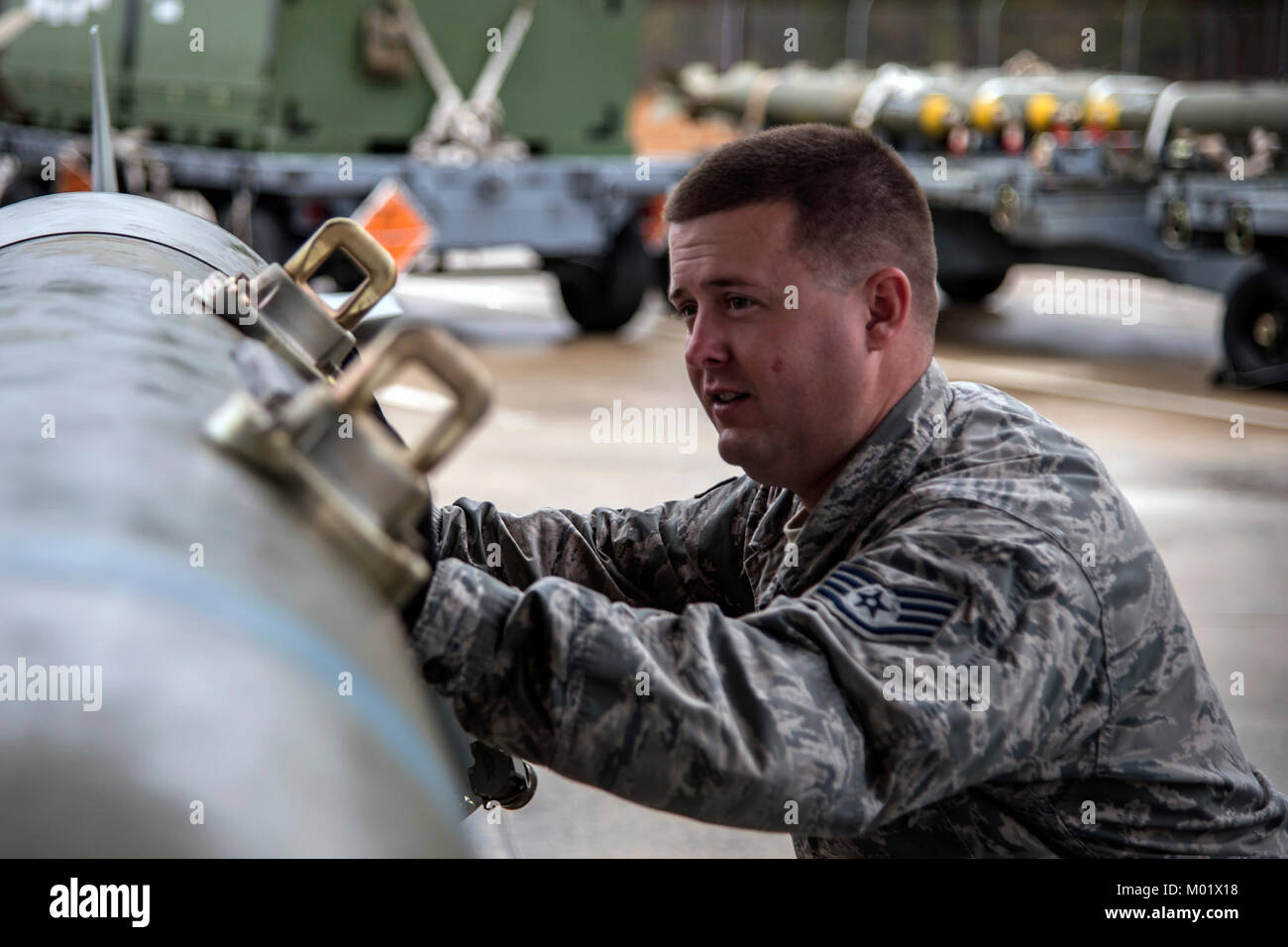 Staff Sgt. John Beeson, 23 d Maintenance Squadron (MXS) Munition Inspector, schiebt einen Joint Direct Attack Munition, Jan. 11, 2018, bei Moody Air Force Base, Ga. Die 23d MXS ein Kampf Munition Klasse gewöhnen zu helfen und die Bereitschaft, Ihre Flieger gut in einer bereitgestellten Umgebung durchführen zu verbessern. (U.S. Air Force Stockfoto