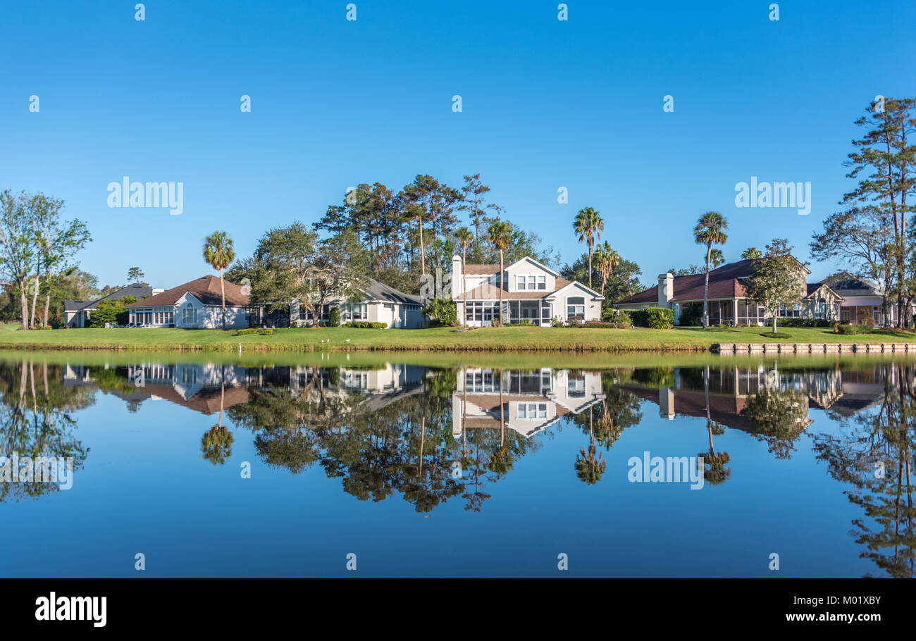 Upscale waterfront Häuser entlang der Farbstoff Tal Kurs bei Sawgrass Players Club, ein eigenes, gated Golf Community in Ponte Vedra Beach, Florida. (USA) Stockfoto