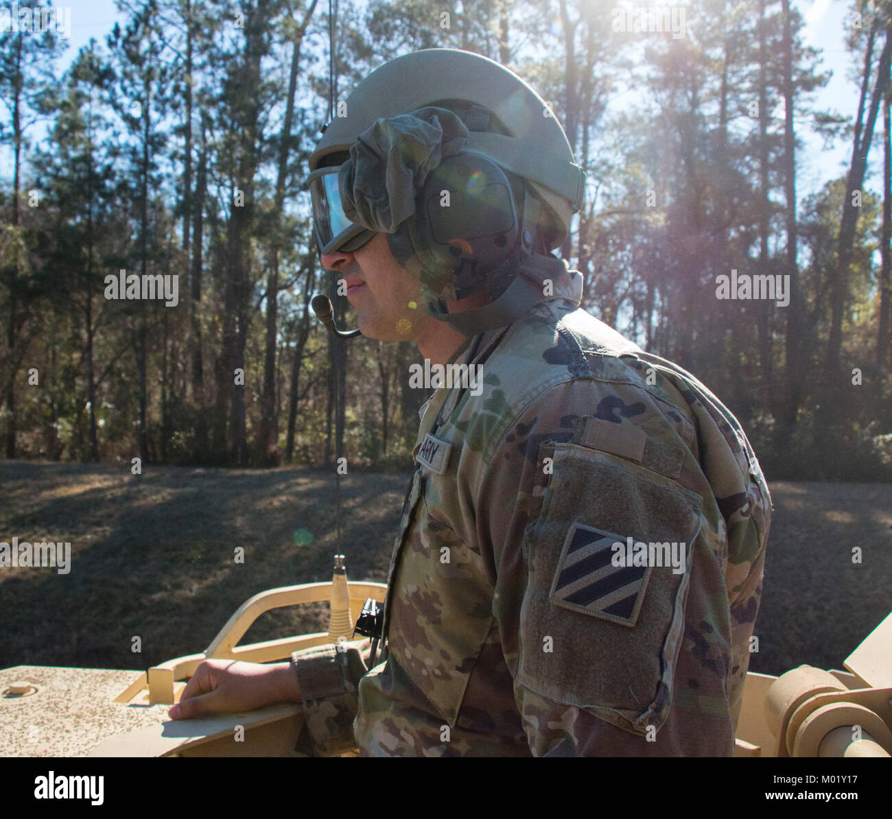 Pfc. Joshua Carlon von C Troop, 6 Squadron, 8th Cavalry Regiment, 2. gepanzerte Brigade Combat Team, 3rd Infantry Division, unterstützt den Fahrer bei einem Konvoi zum 6-8 CAV Elektromotor-pool nach ihrem M3 Kavallerie Kampffahrzeugen empfangen am 31.01.16, 2018 in Fort Stewart, Ga. Dies ist der erste von vielen bekämpfen Kettenfahrzeuge die spartanische Feuerwehr in diesem Jahr erhalten. Die Feuerwehr ist in der Mitte der Umwandlung in 15 gepanzerte Brigade Combat Team der Armee, die Umstellung wird Combatant Commander bieten mehr Funktionen für globale Bedrohungen zu begegnen. (U.S. Armee Stockfoto