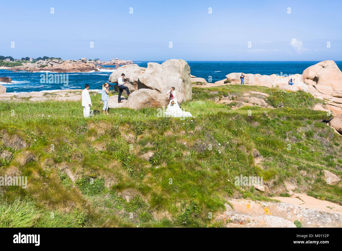 PERROS-GUIREC, Frankreich - Juli 3, 2010: traditionelle Hochzeit Fotosession in Ploumanac'h Website von Perros-Guirec Kommune auf rosa Granit Küste der Cotes-d'A Stockfoto