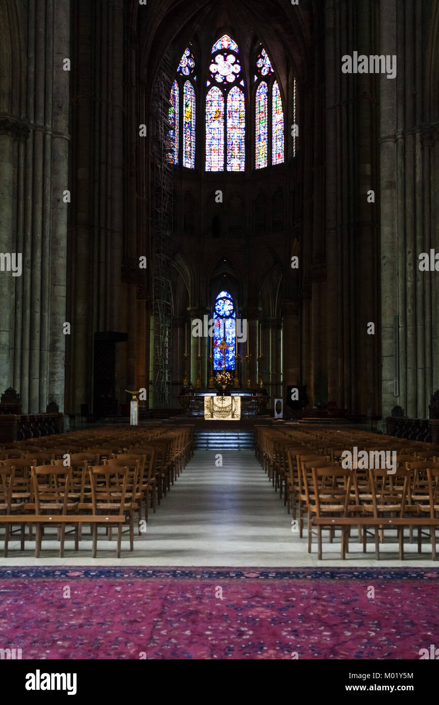 REIMS, Frankreich - 29. JUNI 2010: Indoor von Reims (Kathedrale Notre-Dame de Reims). Dom beherbergt die heiligen Ampulle mit dem heiligen Chrisam während Corona verwendet Stockfoto