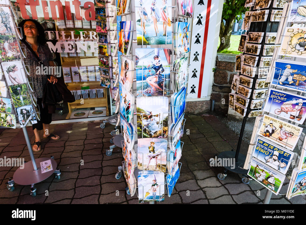 PERROS-GUIREC, Frankreich - Juli 3, 2010: Touristische im Souvenirshop Saint-Guirec Strand von Perros-Guirec Kommune auf rosa Granit Küste des Ärmelkanals in Stockfoto