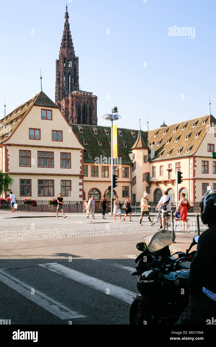Straßburg, Frankreich - 10. JULI 2010: Menschen auf Platz du Corbeau in Straßburg Stadt. Straßburg ist die Hauptstadt der Region Grand Est und Bas-Rhin depar Stockfoto