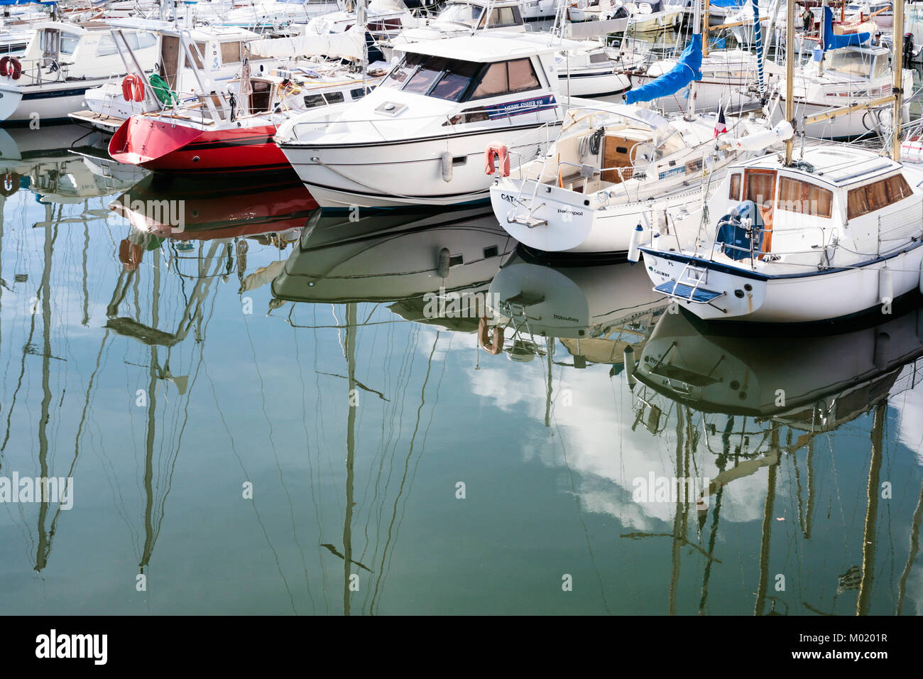 PAIMPOL, Frankreich 6. JULI 2010 Boot im Hafen von Paimpol Stadt