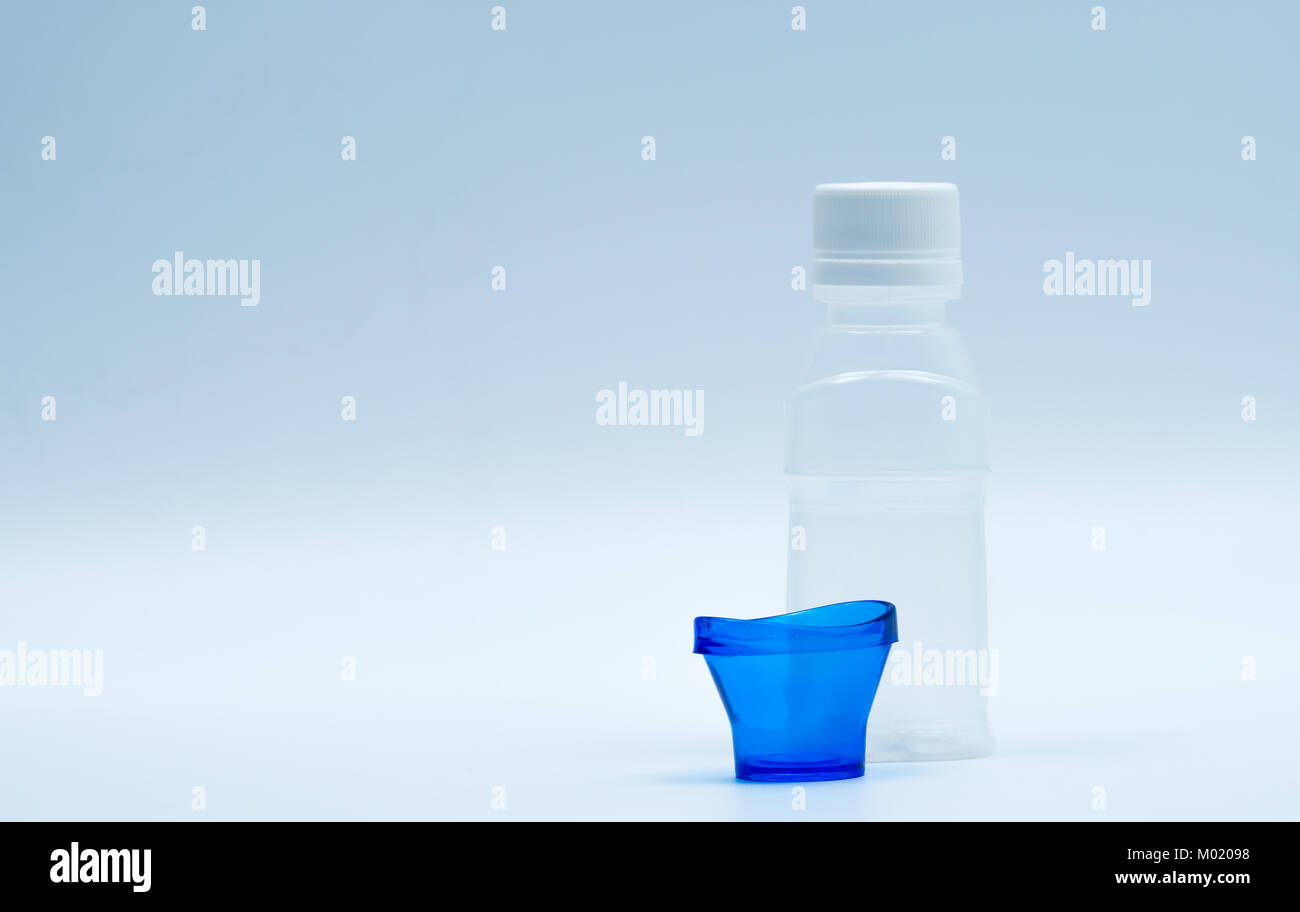 Sterile eye Lotion aus weißem Kunststoff Flasche mit blauem eyebath und kopieren Sie Raum und leeres Etikett. Auge waschen nach Kontakt Umwelt verschmutzung oder nach swi Stockfoto