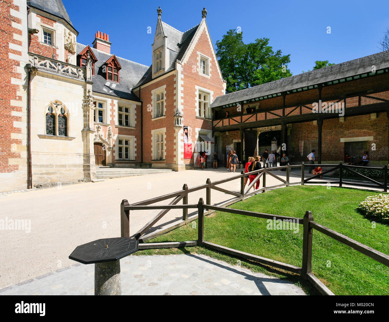 AMBOISE, Frankreich - 8. JULI 2010: Besucher im Hof von Chateau du Clos Luce in Amboise Stadt. Das Herrenhaus war der Wohnsitz von Leonardo da Vinci zwischen dem 15. Stockfoto