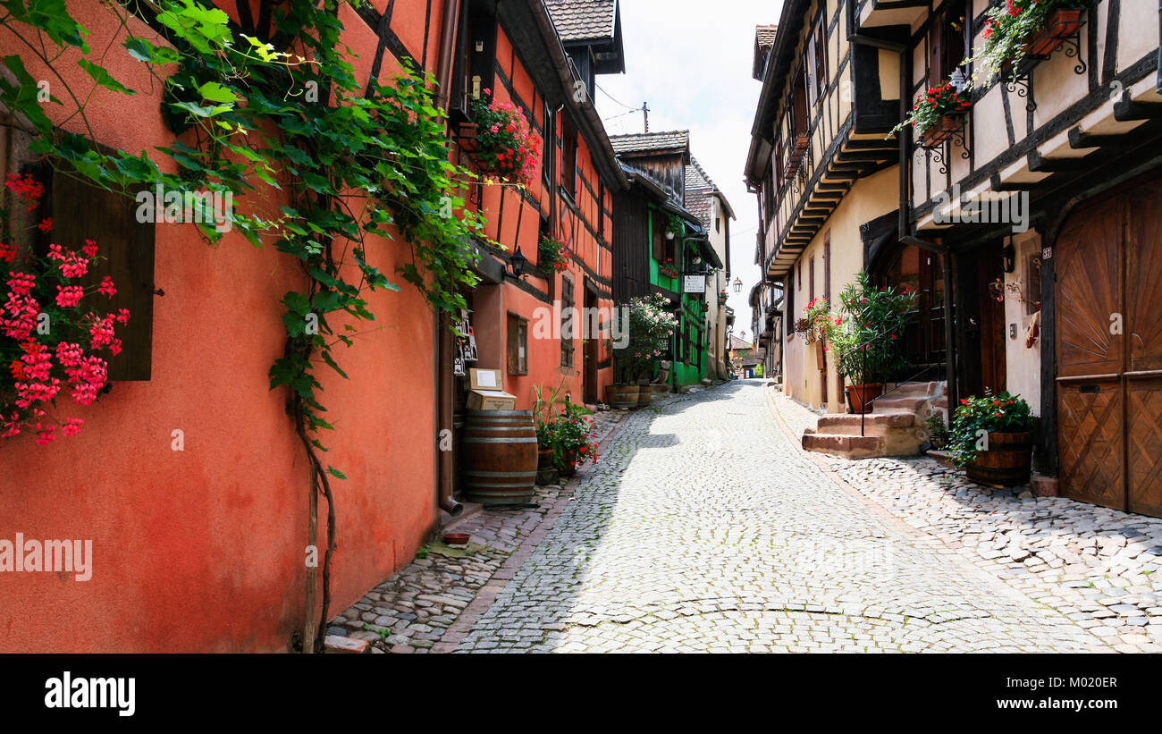 RIQUEWIHR, Frankreich - Juli 11, 2010: Straße mit Wein Geschäfte in Riquewihr, Stadt. Riquewihr Gemeinde im elsässischen Weinstraße Region ist, die Stadt gehört zu den Stockfoto