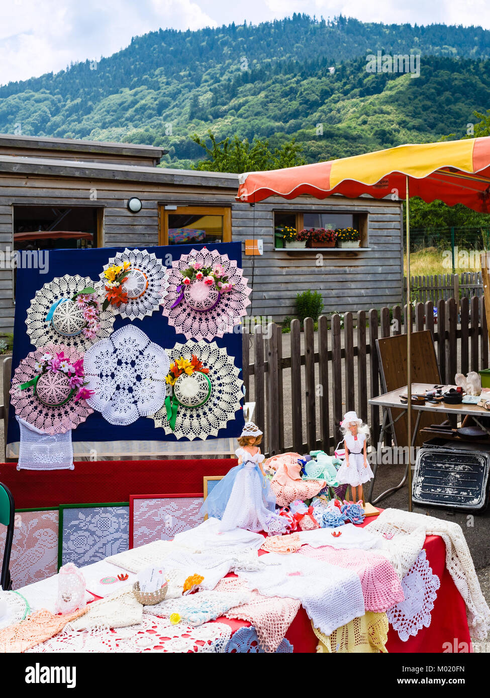 Eguisheim, Frankreich - 11. Juli 2010: Mit needleworks auf traditionelle Flohmarkt in Thannenkirch Dorf im Sommer Stall. Eguisheim ist Gemeinde in Stockfoto