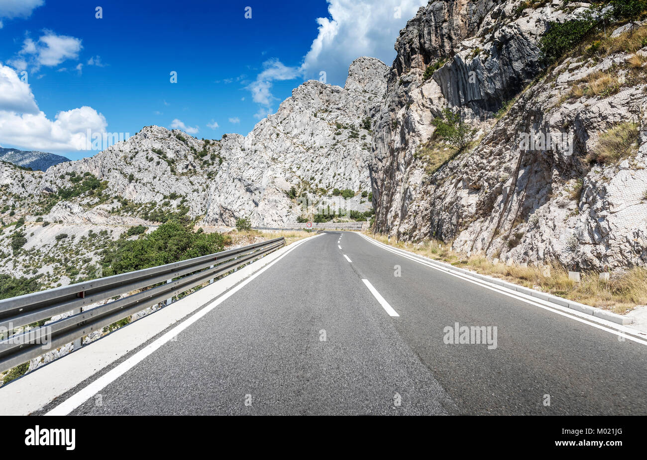 Land straße durch die Rocky Mountains und den Wald. Stockfoto