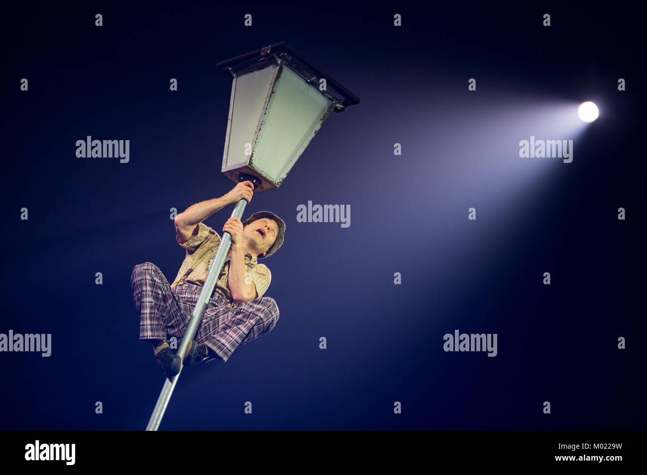 Wetzlar, Deutschland. 15 Jan, 2018. Feuerwerk der Turnkunst - Tour 2018 - AURA, Akrobatik und Gymnastik zeigen, in der rittal-arena Wetzlar. Hier: Noah Chorny, USA, senkrechten Stange Kletterer und Comedy acrobat Durchführung seiner Act' die Laterne leichteren" bei fünf Meter hohen Mast. Credit: Christian Lademann Stockfoto