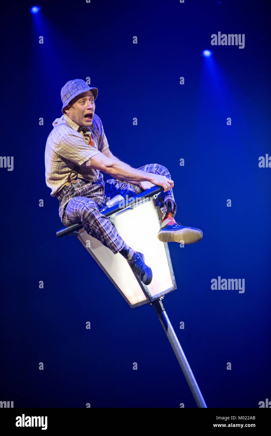 Wetzlar, Deutschland. 15 Jan, 2018. Feuerwerk der Turnkunst - Tour 2018 - AURA, Akrobatik und Gymnastik zeigen, in der rittal-arena Wetzlar. Hier: Noah Chorny, USA, senkrechten Stange Kletterer und Comedy acrobat Durchführung seiner Act' die Laterne leichteren" bei fünf Meter hohen Mast. Credit: Christian Lademann Stockfoto