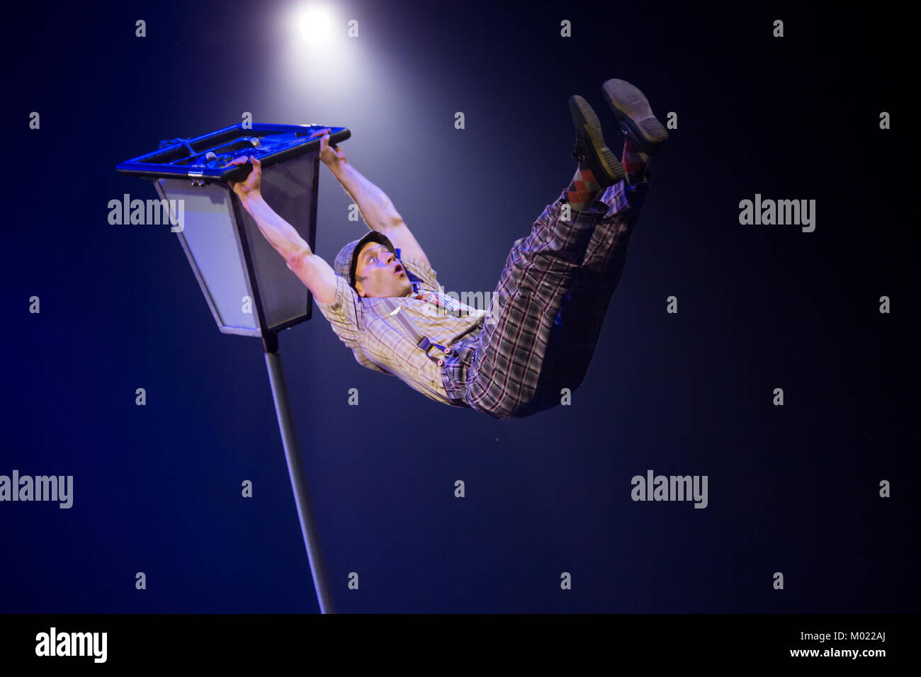 Wetzlar, Deutschland. 15 Jan, 2018. Feuerwerk der Turnkunst - Tour 2018 - AURA, Akrobatik und Gymnastik zeigen, in der rittal-arena Wetzlar. Hier: Noah Chorny, USA, senkrechten Stange Kletterer und Comedy acrobat Durchführung seiner Act' die Laterne leichteren" bei fünf Meter hohen Mast. Credit: Christian Lademann Stockfoto