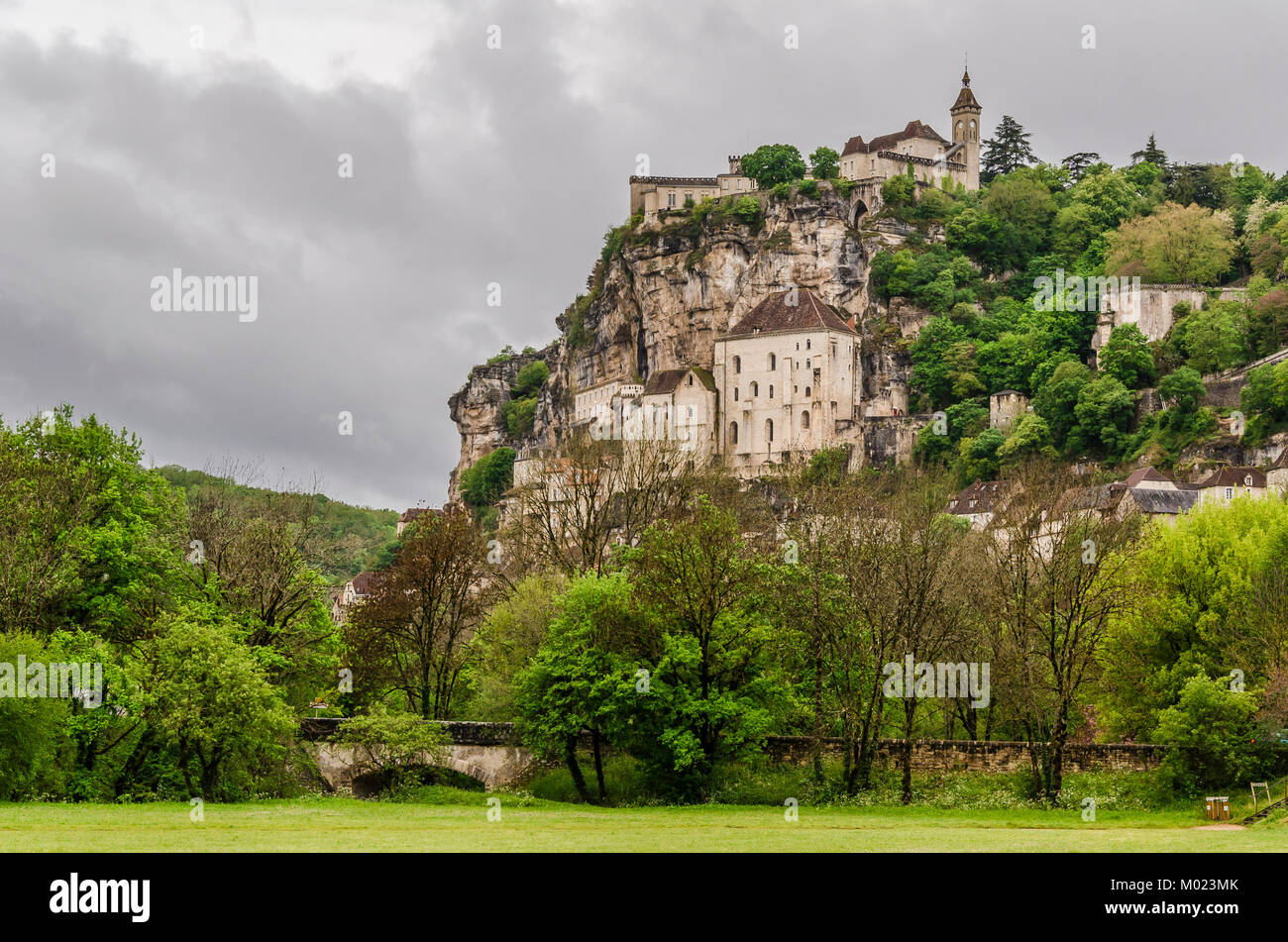 Blick auf das mittelalterliche Dorf von Rocamadour im Midi Pyrenäen Region. Es ist auf einem kalkhaltigen Berg und Tal im gleichen m Stockfoto