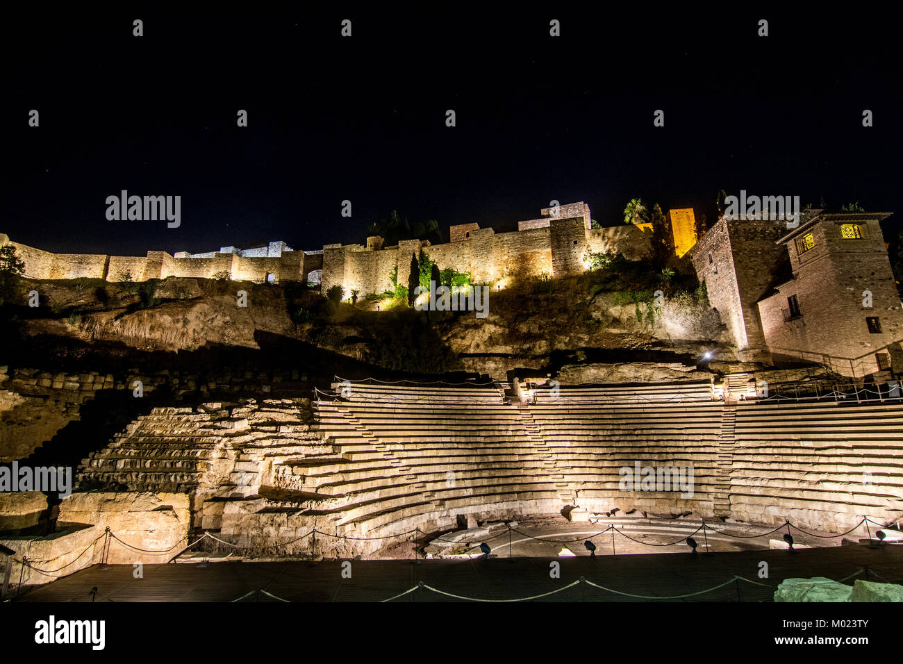 MALAGA, Andalusien/Spanien - Oktober 05, 2017: antike Amphitheater BEI NACHT Stockfoto