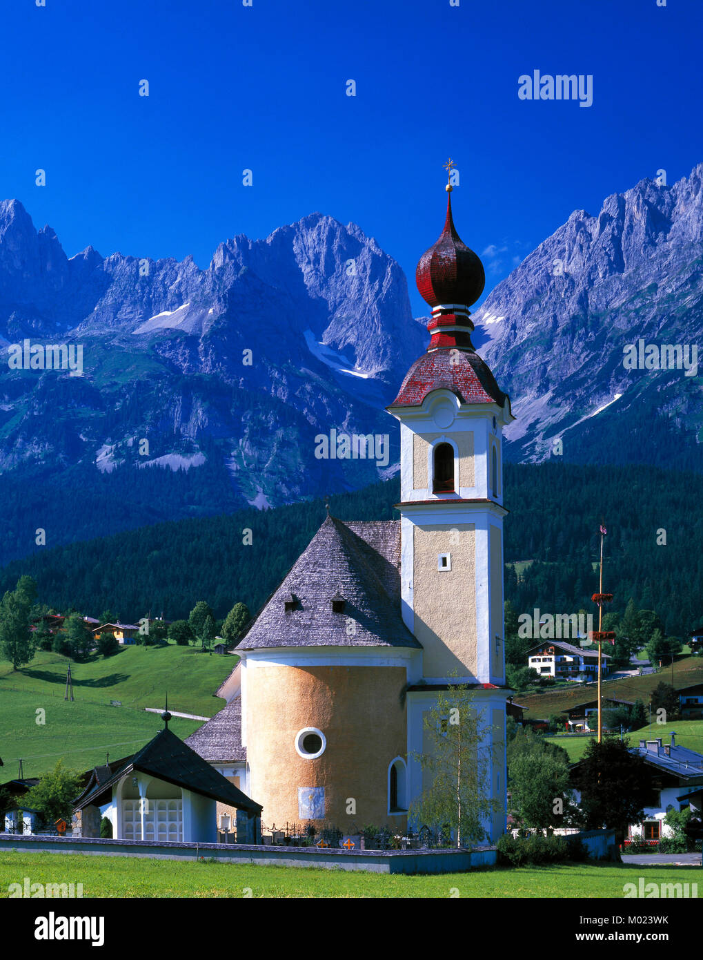 Gehen Kirche und Dorf und die Kaiser Wilhelm mountain range, Tirol, Österreich Stockfoto
