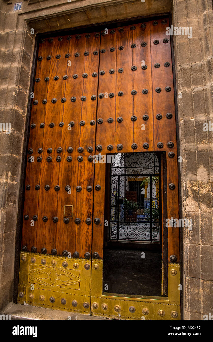 Sevilla, Andalusien/Spanien - 13. OKTOBER 2017: Traditionelle schwere Holztür Stockfoto