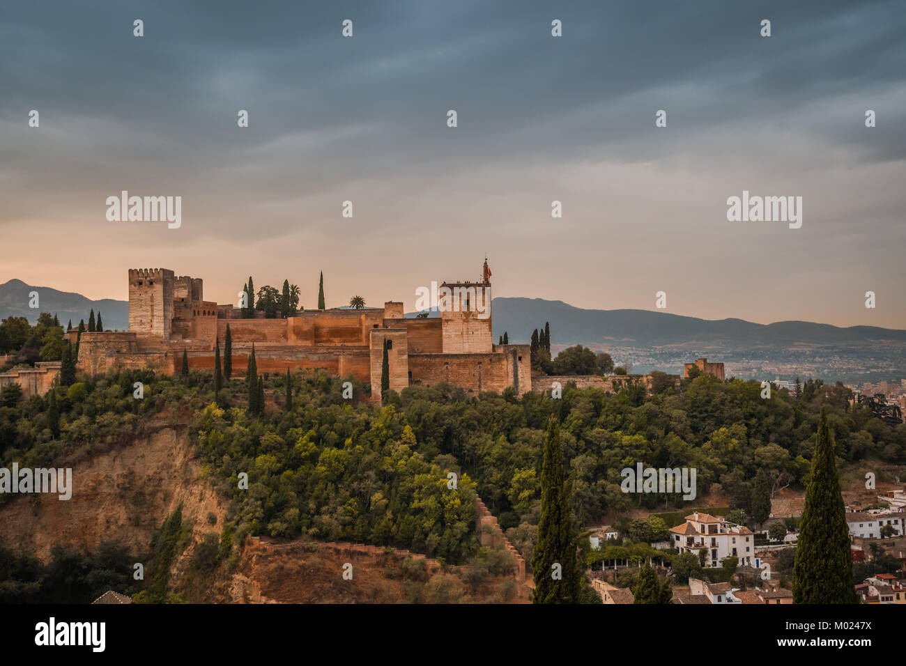 GRANADA, Andalusien/Spanien - 16. OKTOBER 2017: Blick auf die Alhambra VON DEM HÜGEL Stockfoto