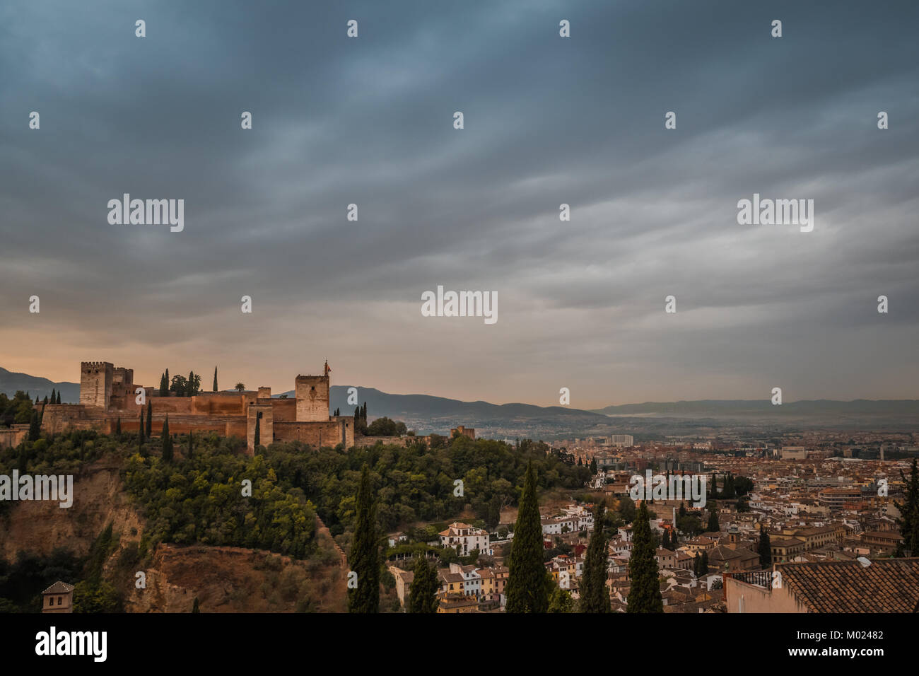 GRANADA, Andalusien/Spanien - 16. OKTOBER 2017: Blick auf die Alhambra VON DEM HÜGEL Stockfoto