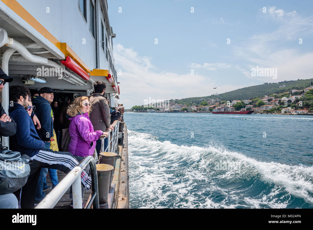 Unbekannter Menschen gehen mit der Fähre durch das Marmarameer zu Princes Islands in Istanbul, Türkei, 20. Mai 2017 Stockfoto