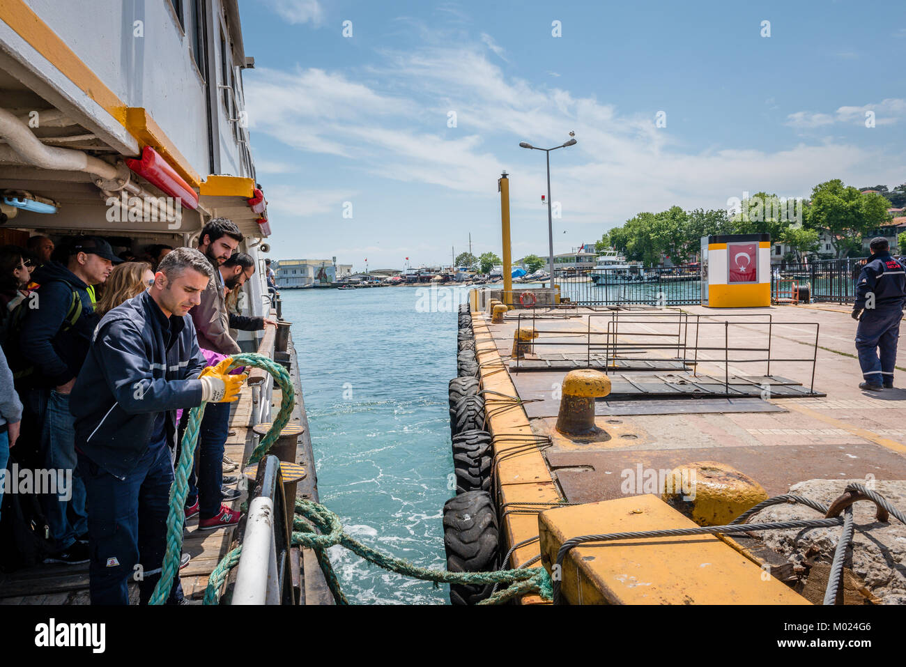 Unbekannter Menschen gehen mit der Fähre durch das Marmarameer zu Princes Islands in Istanbul, Türkei, 20. Mai 2017 Stockfoto