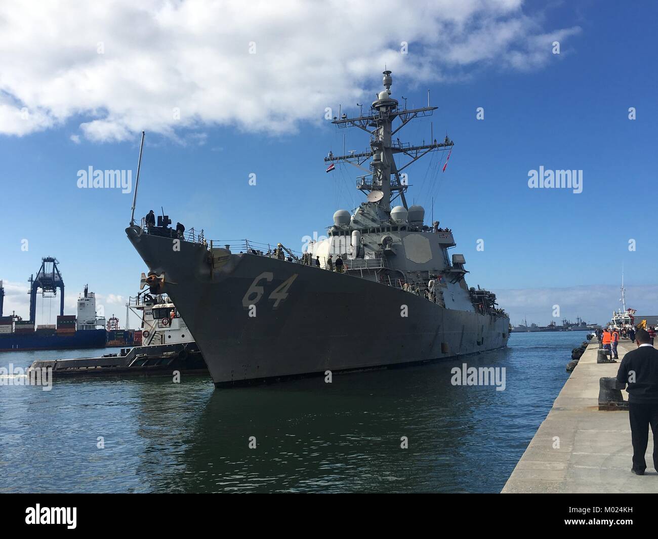 Der Arleigh-burke-Klasse geführte Anti-raketen-Zerstörer USS Carney (DDG64) Ankunft in Alexandria, Ägypten. Stockfoto