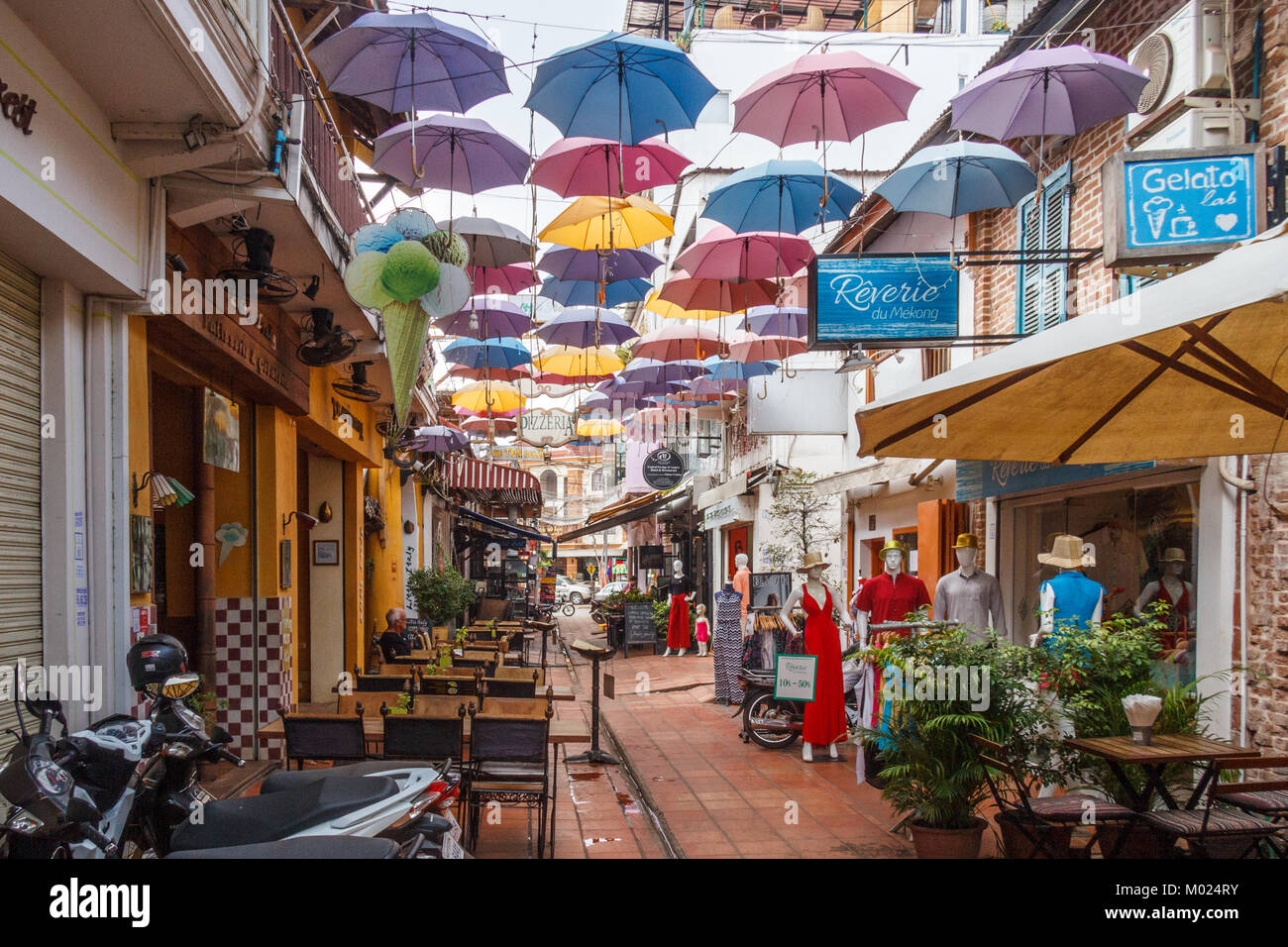 Regenschirm Dekorationen und Restaurants, Tourist Street, Siem Reap, Kambodscha Stockfoto