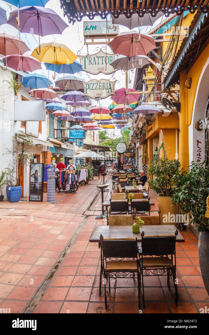 Regenschirm Dekorationen und Restaurants, Tourist Street, Siem Reap, Kambodscha Stockfoto