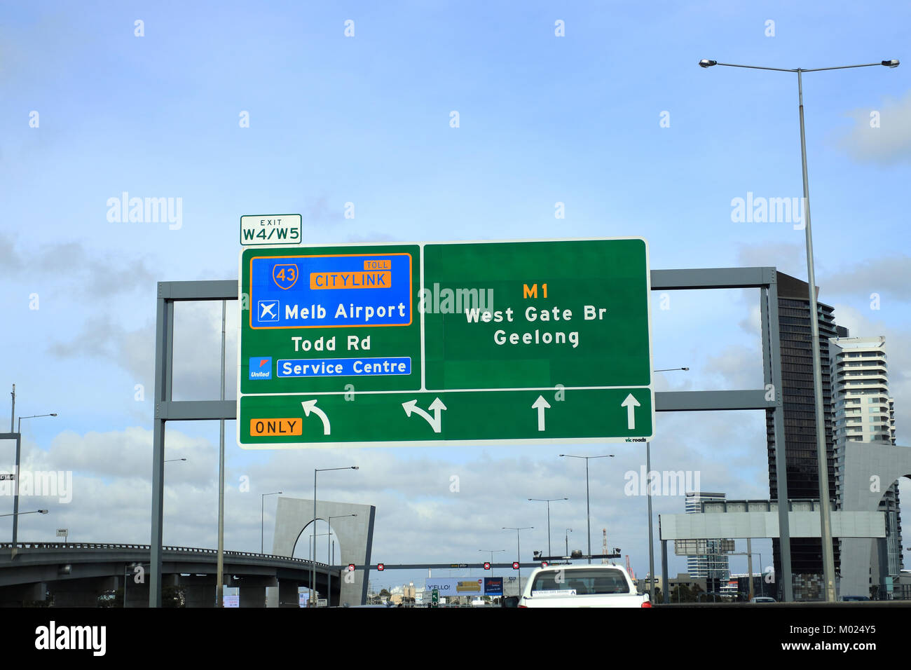 Road Sign Boards zum Flughafen Melbourne, Geelong, West Gate Bridge und Todd Road in Melbourne Freeway Victoria Australien Stockfoto