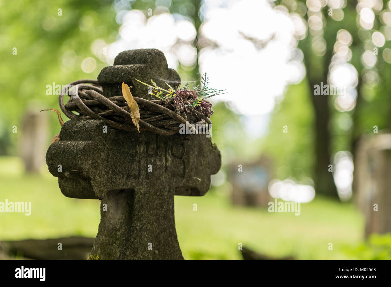 Der alte Friedhof Kreuz mit Lorbeerkranz Stockfoto
