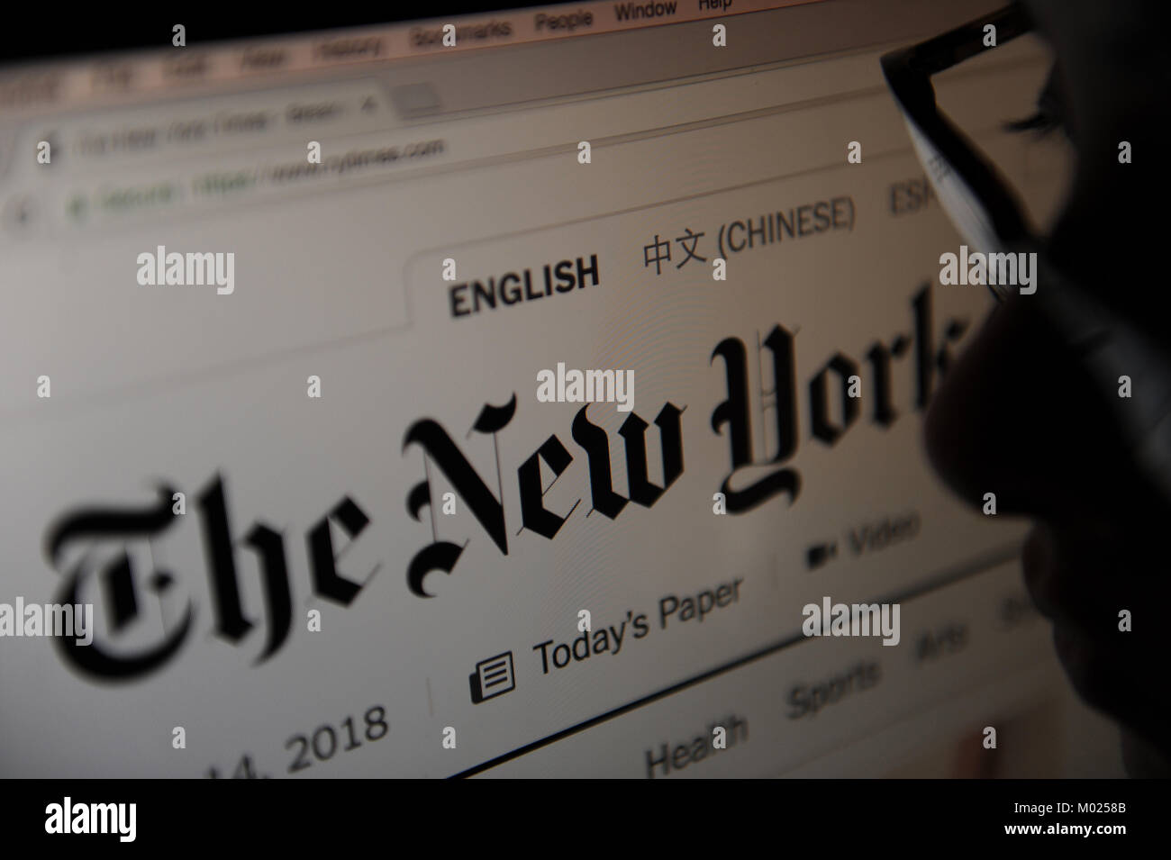 Eine Frau schaut sich die New York Times Website Stockfoto