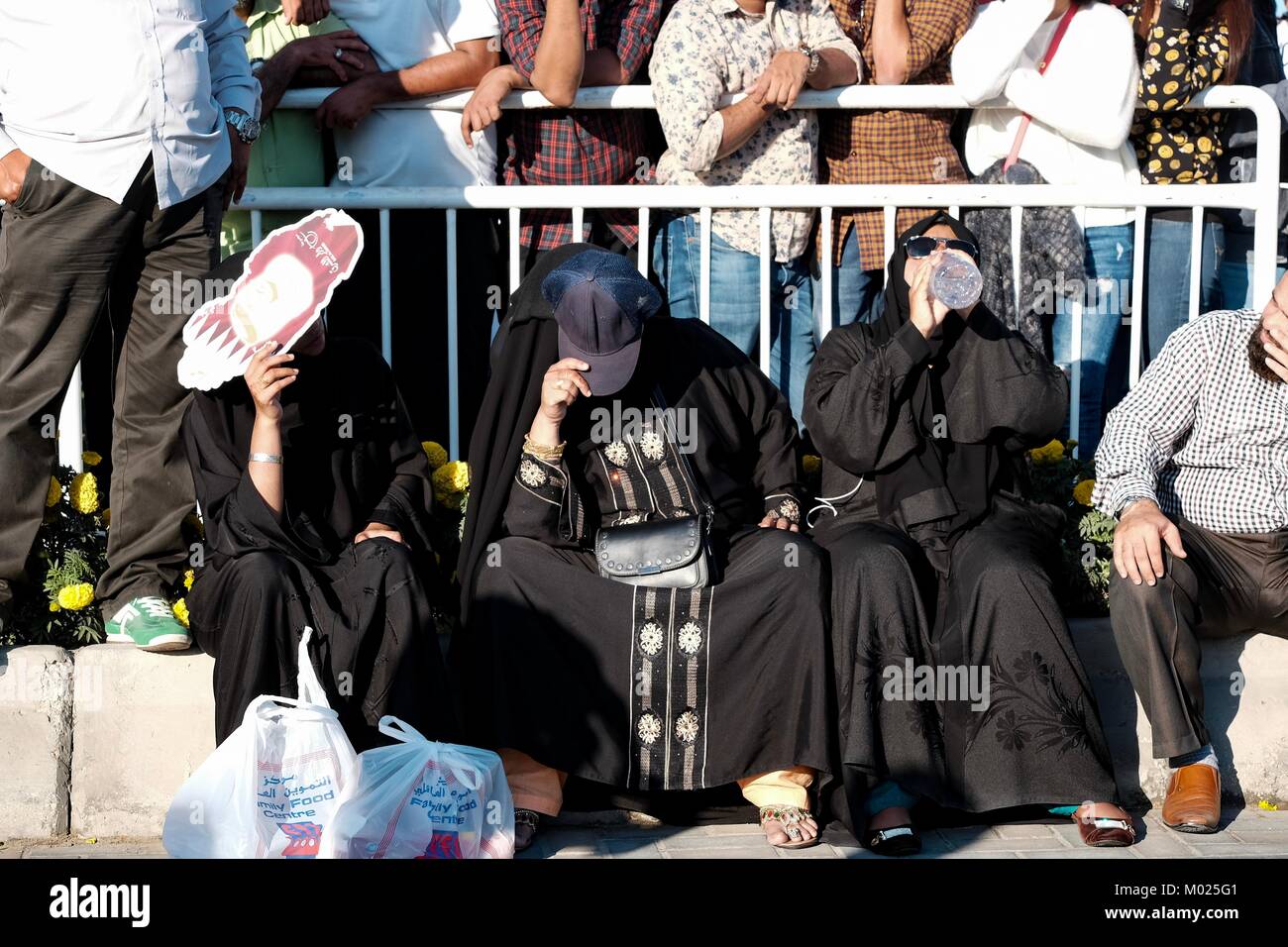 Burka bekleideten Frauen schirmt sich von der Qatar Sonne. Stockfoto